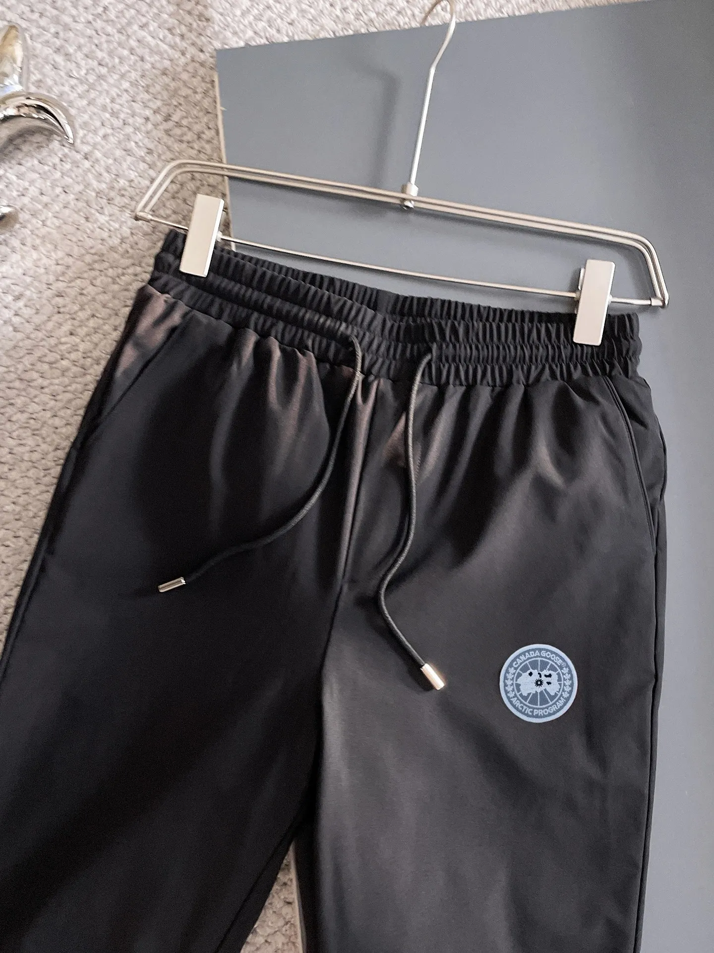 P490 Big Goose 25ss new autumn and winter thickened warm down pants are here🔥A must-have for winter, outdoor windproof, temperature-locking and warm. Made of professional-grade outdoor windproof, waterproof and breathable fabric. Lining is 90% white duck down filling. Lightweight design. Lightweight and warm. Seamless gluing process on the inside. Made of light and bold-proof velvet fabric to effectively prevent velvet running. Original hardware accessories. Classic logo matching. Simple and versatile. The upper body is stylish and not bulky. The style is the same for men and women! Size: M-3XL.